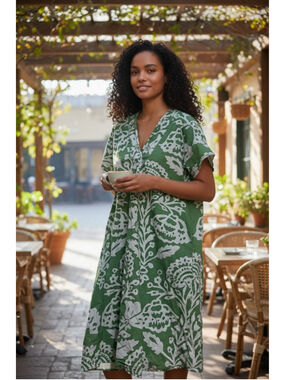 EUC Women's Unbranded Green and White Floral Midi Dress L